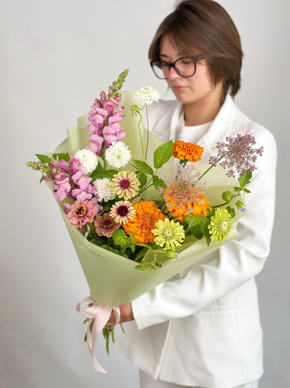 БУКЕТ С ЦИННИЕЙ И ДРУГИМИ ФЕРМЕРСКИМИ ЦВЕТАМИ