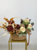 Корзина с бордовыми хризантемами Бигуди, брассикой и колосьями