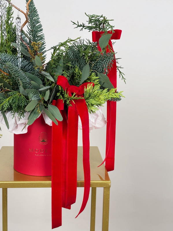 КОМПОЗИЦИЯ ИЗ ХВОИ И СОСУЛЕК