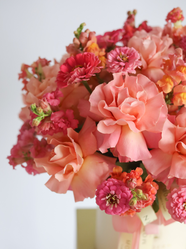 БОЛЬШАЯ КОМПОЗИЦИЯ В БАРХАТНОЙ КОРОБКЕ С ФРАНЦУЗСКИМИ РОЗАМИ, ЦИННИЕЙ И ЛЬВИНЫМ ЗЕВОМ БОЛЬШАЯ КОМПОЗИЦИЯ В БАРХАТНОЙ КОРОБКЕ С ФРАНЦУЗСКИМИ РОЗАМИ, ЦИННИЕЙ И ЛЬВИНЫМ ЗЕВОМ