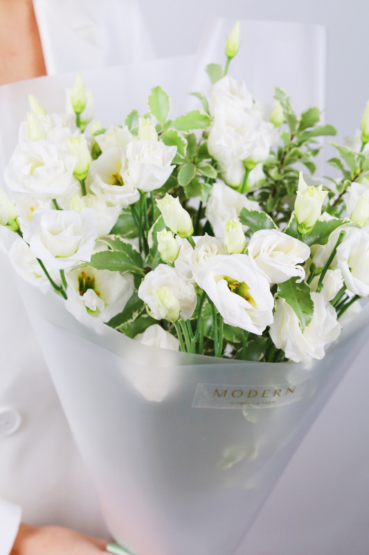 ЭЛЕГАНТНЫЙ БУКЕТ С ЛИЗИАНТУСОМ И ЗЕЛЕНЬЮ