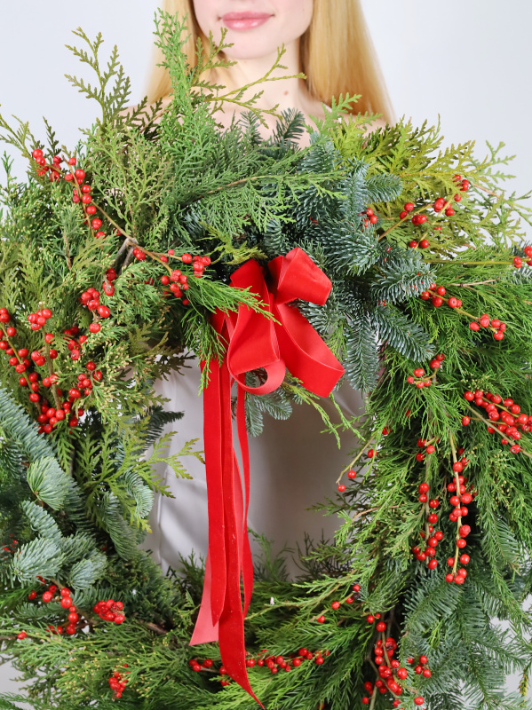 БОЛЬШОЙ ВЕНОК ИЗ МИКСА ХВОИ С ИЛЕКСОМ И БАРХАТНЫМ БАНТОМ