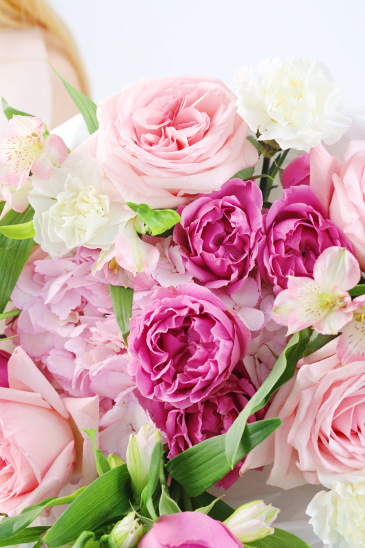 КРУГЛЫЙ БУКЕТ С ПИОНОВИДНЫМИ РОЗАМИ