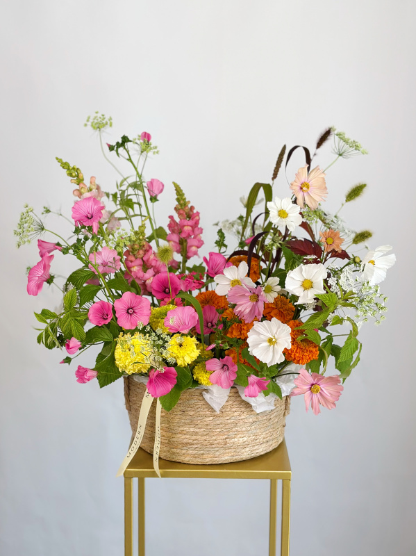 КОСМЕЯ, ЛАВАТЕРА, ЛЬВИНЫЙ ЗЕВ В ПЛЕТЕНОЙ КОРЗИНЕ КОСМЕЯ, ЛАВАТЕРА, ЛЬВИНЫЙ ЗЕВ В ПЛЕТЕНОЙ КОРЗИНЕ