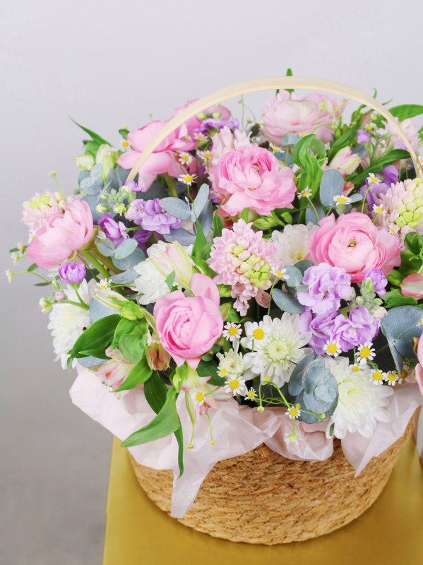 КОРЗИНА С РАНУНКУЛЮСАМИ, МАТТИОЛОЙ И ЭВКАЛИПТОМ