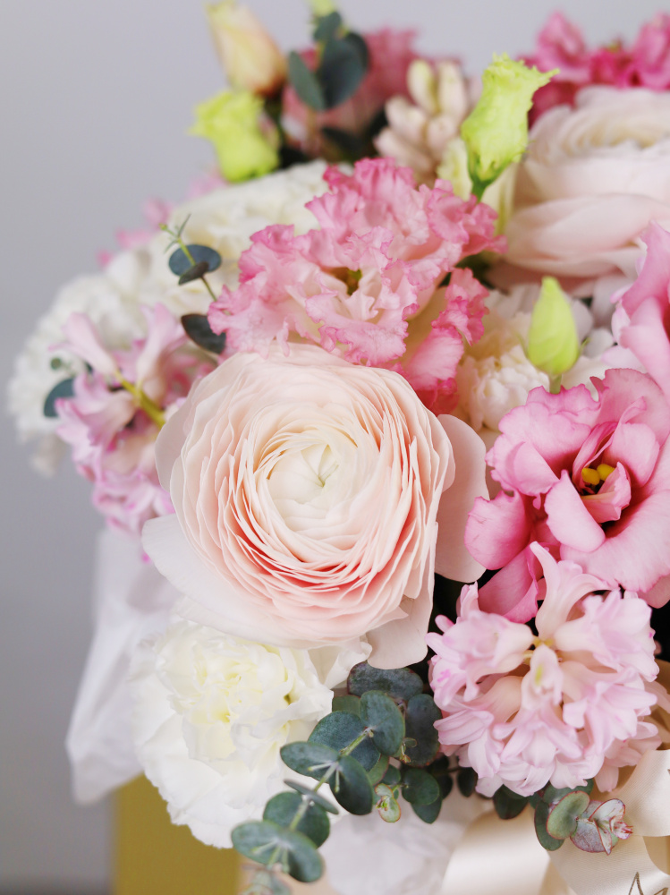 БУКЕТ С РАНУНКУЛЮСАМИ, ГИАЦИНТОМ И ЛИЗИАНТУСОМ В БАРХАТНОЙ КОРОБКЕ