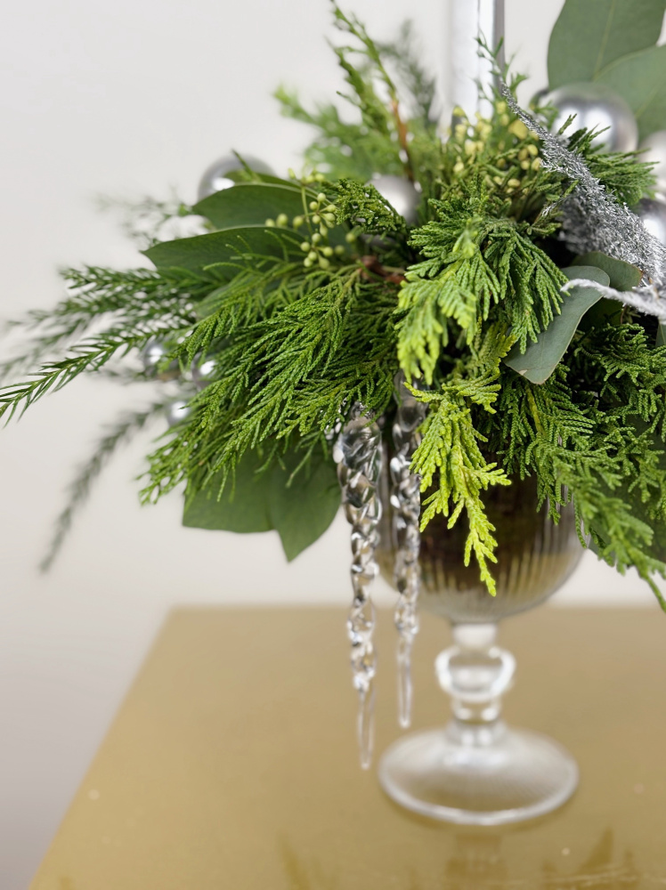 ХВОЯ В БОКАЛЕ СО СВЕЧЕЙ СЕРЕБРИСТОМ ОТТЕНКЕ