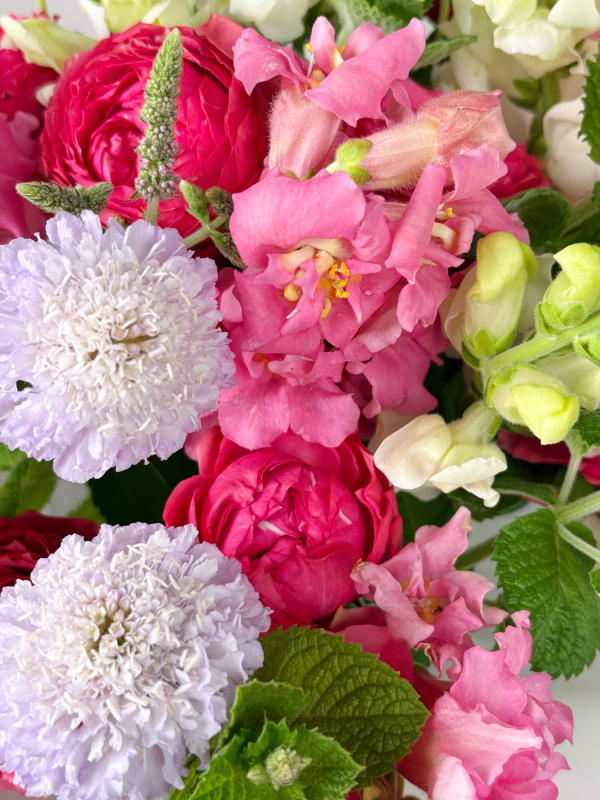 БУКЕТ С ПИОНОВИДНОЙ РОЗОЙ, СКАБИОЗОЙ И МЯТОЙ