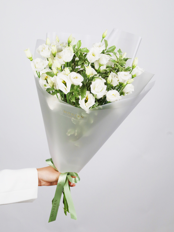 ЭЛЕГАНТНЫЙ БУКЕТ С ЛИЗИАНТУСОМ И ЗЕЛЕНЬЮ