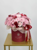 Композиция из розовых хризантем и эвкалипта в шляпной коробке