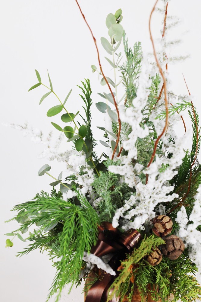 ХВОЙНАЯ КОМПОЗИЦИЯ В ДЕРЕВЯННОМ КАШПО