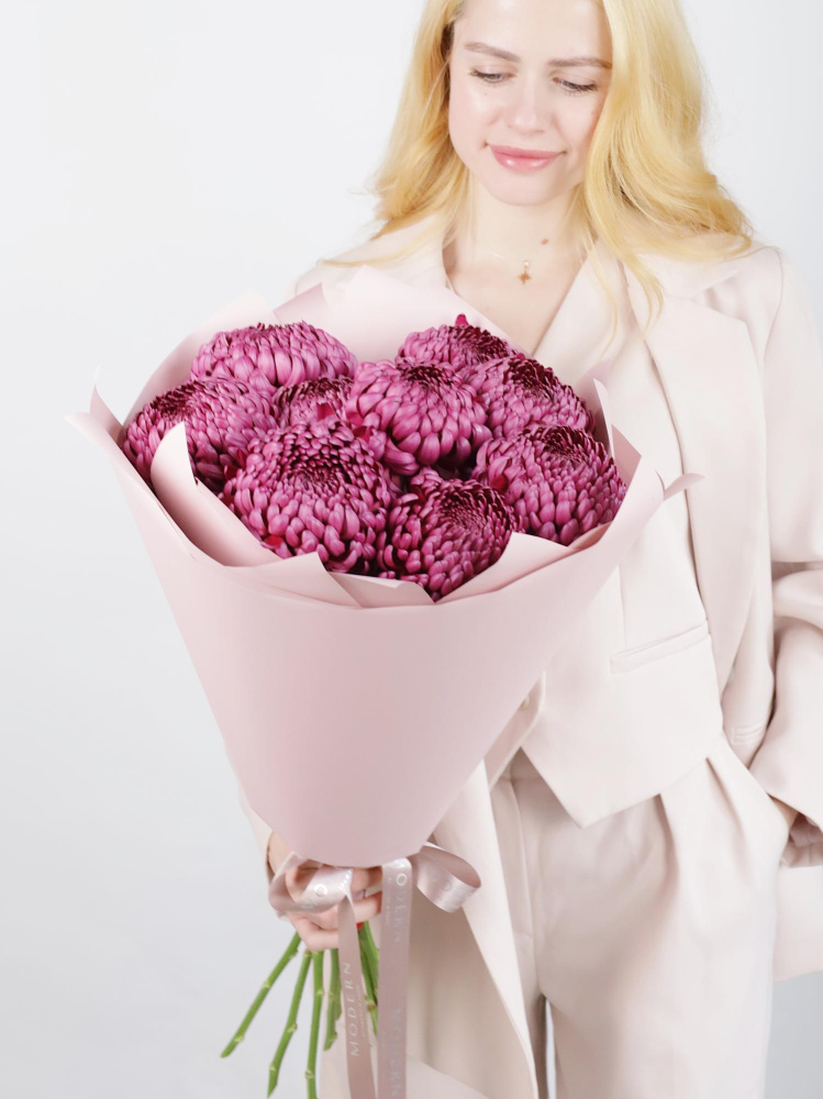 Букет из 9 фиолетовых хризантем Бигуди в розовой упаковке